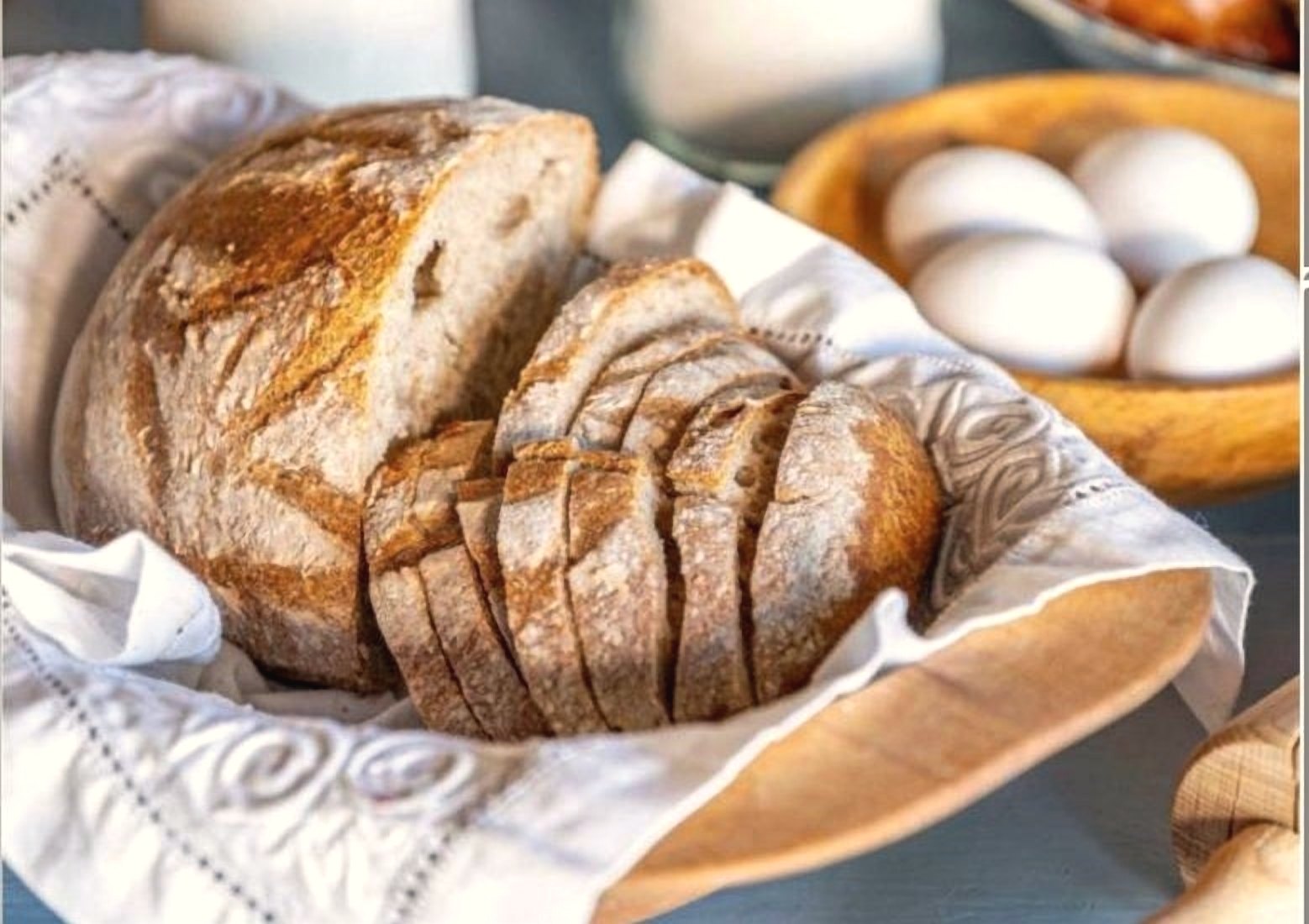 Surdeigsbrød fra bakstehuset, bakt av Debbie og Bård.