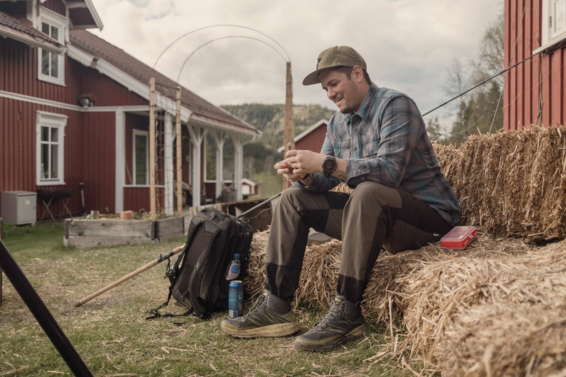 Pause på halmballene på tunet.