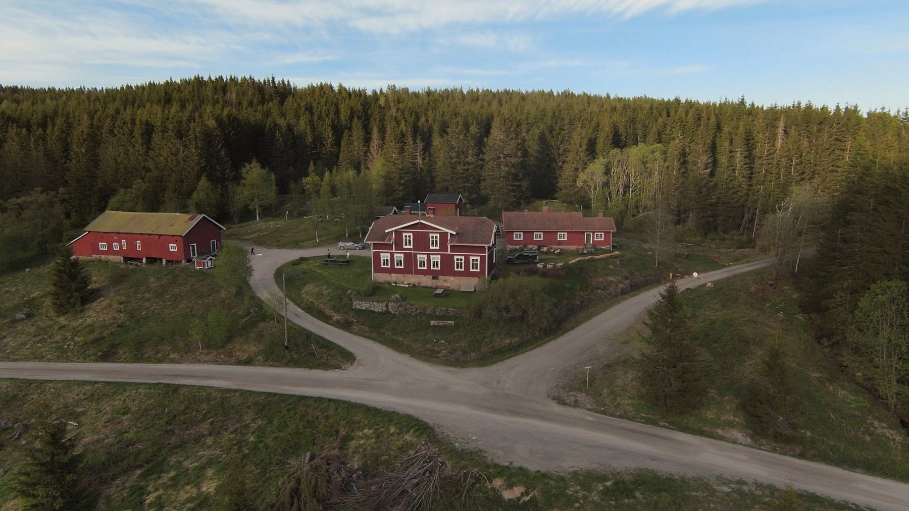 Bestul fra lufta: låven, hovedhuset, stabburet og bakstehuset.