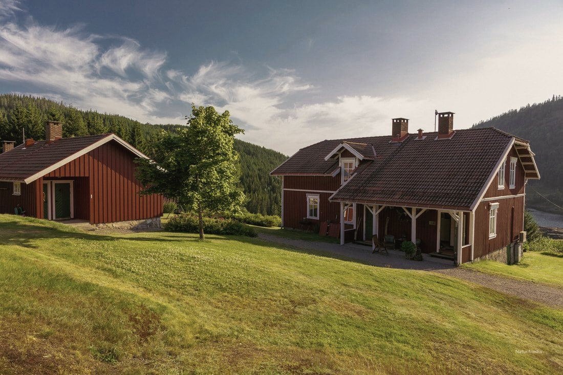 Tunet i kveldslys, med stabburet og badstua.