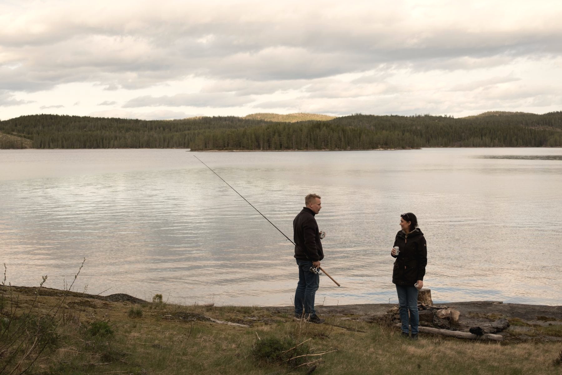 To gjester ved Økteren med fiskestang og kaffe